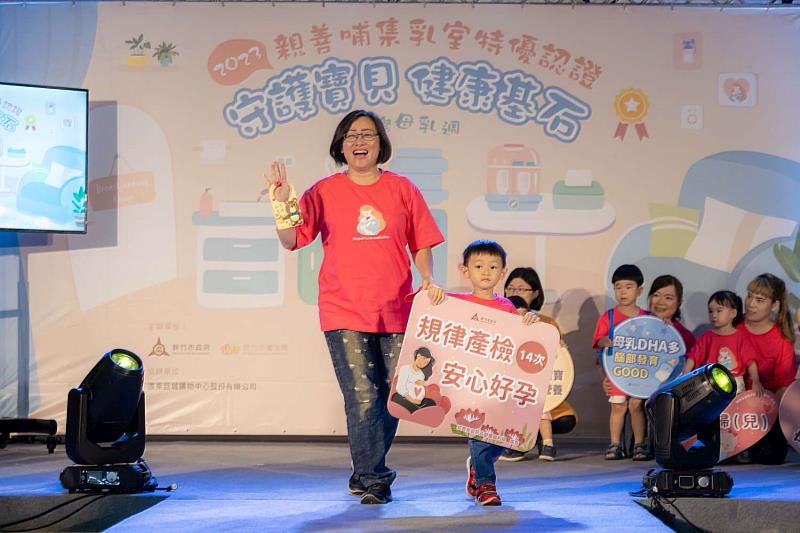 今日共有8對親子參與走秀，場面相當溫馨。