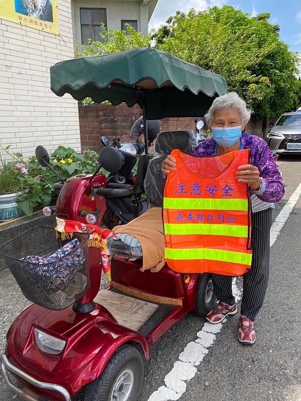 把關長輩行車安全 嘉縣府為代步車穿上反光背心