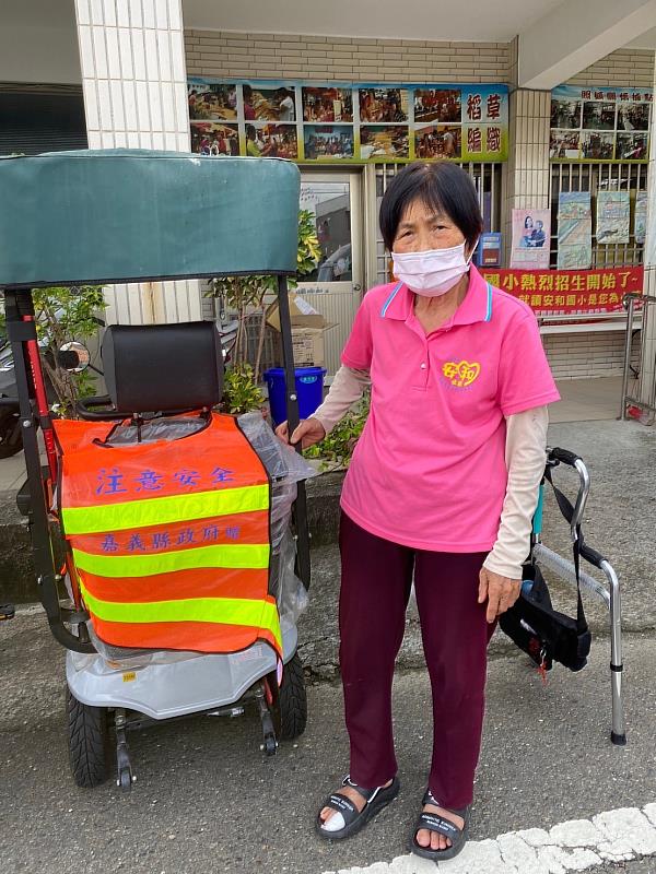 把關長輩行車安全 嘉縣府為代步車穿上反光背心