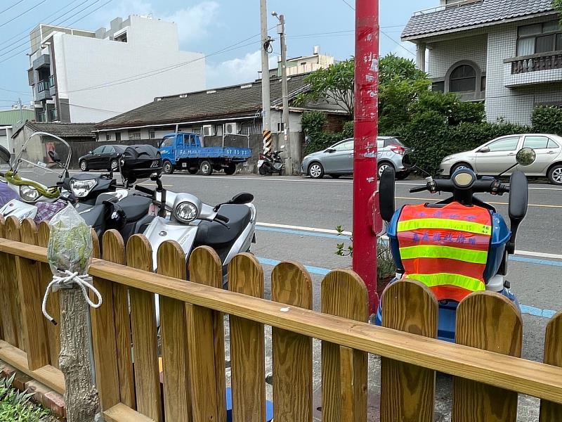 把關長輩行車安全 嘉縣府為代步車穿上反光背心