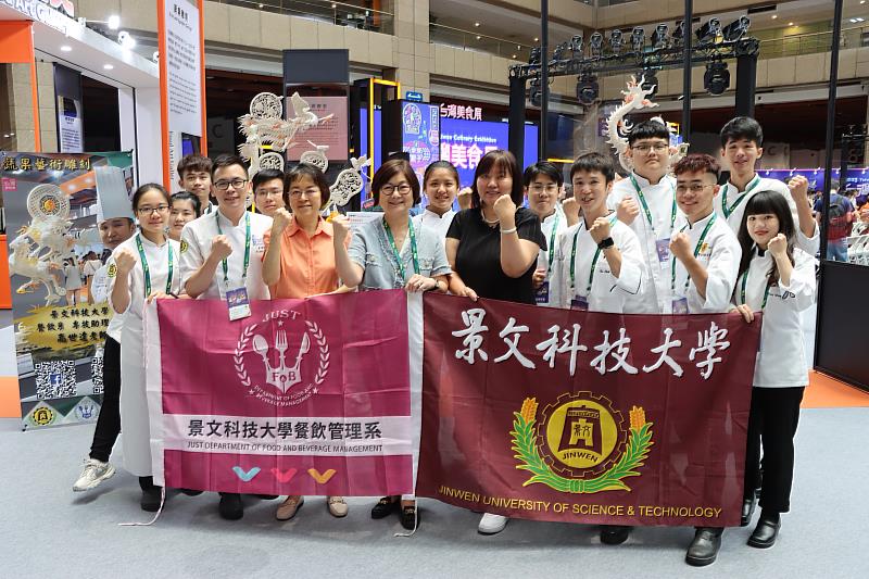 景文科大餐飲系受邀2023台灣美食展校長于第(左4)也親自到場為師生加油打氣。