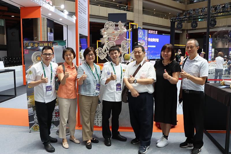 景文科大餐飲系受邀2023台灣美食展校長于第(左3)也親自到場為師生加油打氣。