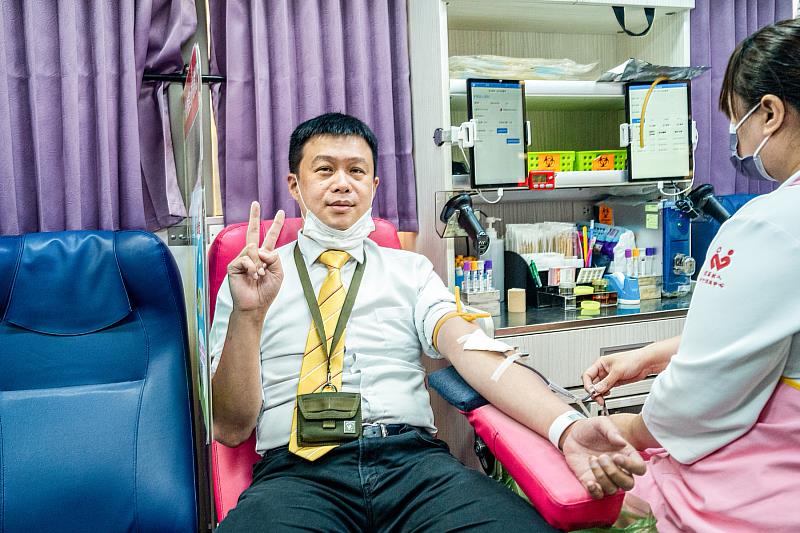 永慶四品牌的同仁展現公益精神，捲起袖子響應捐血活動，紓解捐血中心的夏季缺血危機。