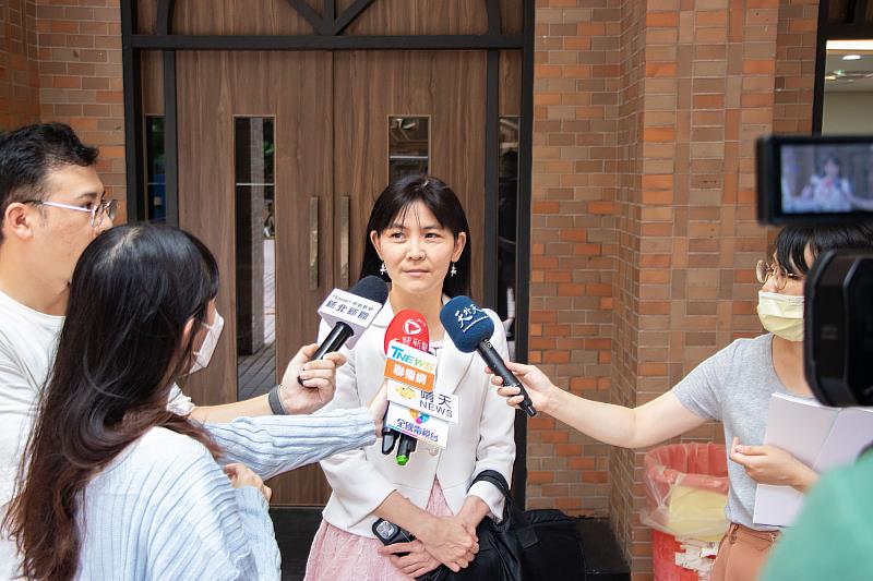 新北市政府新聞局局長張愛晶特別出席工作坊，以自身採訪經歷勉勵新北市有線電視業者挖掘優質內容。（世新大學提供）