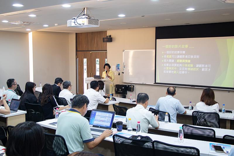 講師用心分享，學員認真聆聽，學習用好故事為社會帶來正向力量。（世新大學提供）