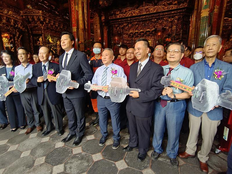 副市長朱惕之代表接受捐贈並回贈感謝狀及紀念品