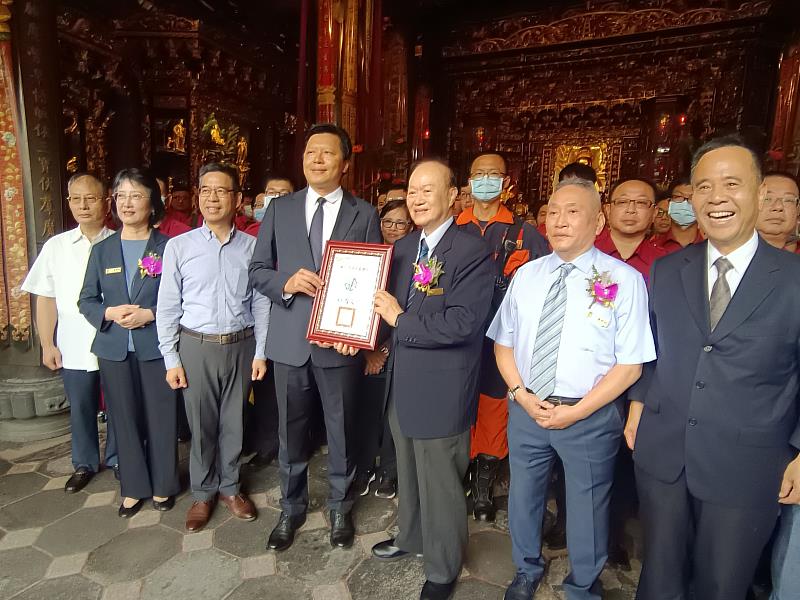 副市長朱惕之代表接受捐贈並回贈感謝狀及紀念品