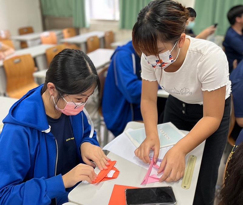 圖說二：摺紙手作體驗之一