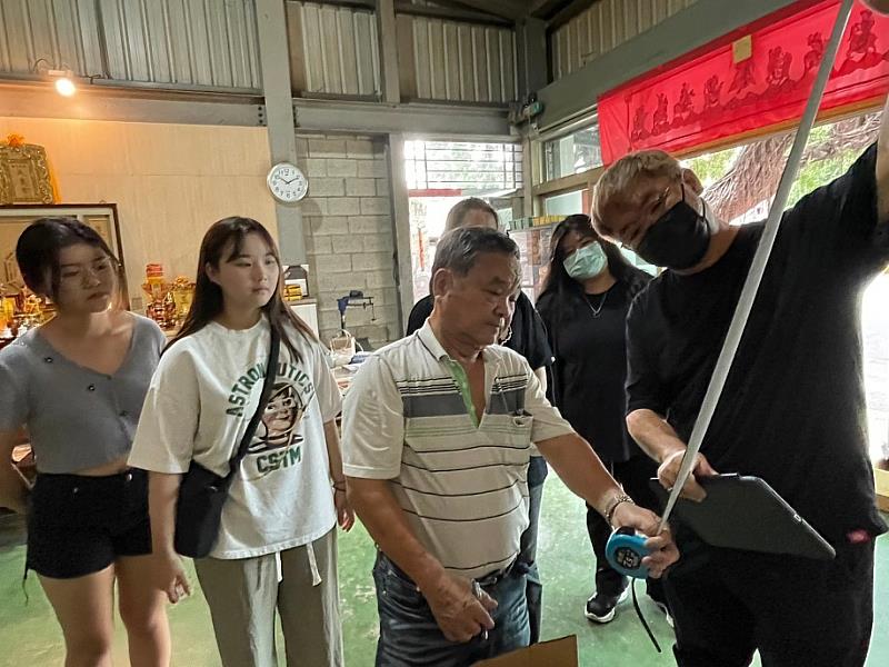 圖說三:師生團隊、永義成碾米廠、木工師傅三方共同討論展示設計