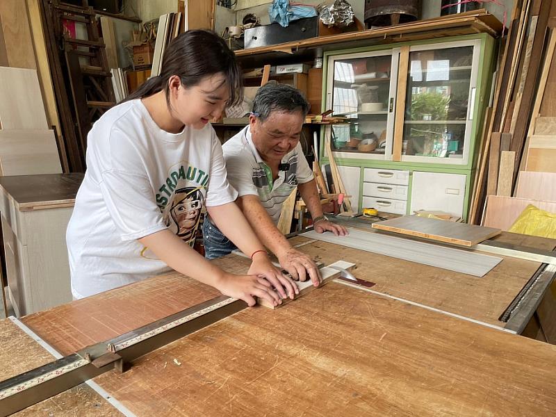 圖說二:同學實際操作木工機具為展覽做準備
