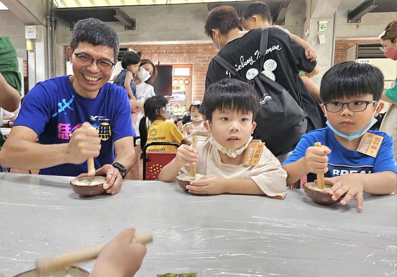 圖3 六堆食客好味緒夏令營教導親子搗粢粑