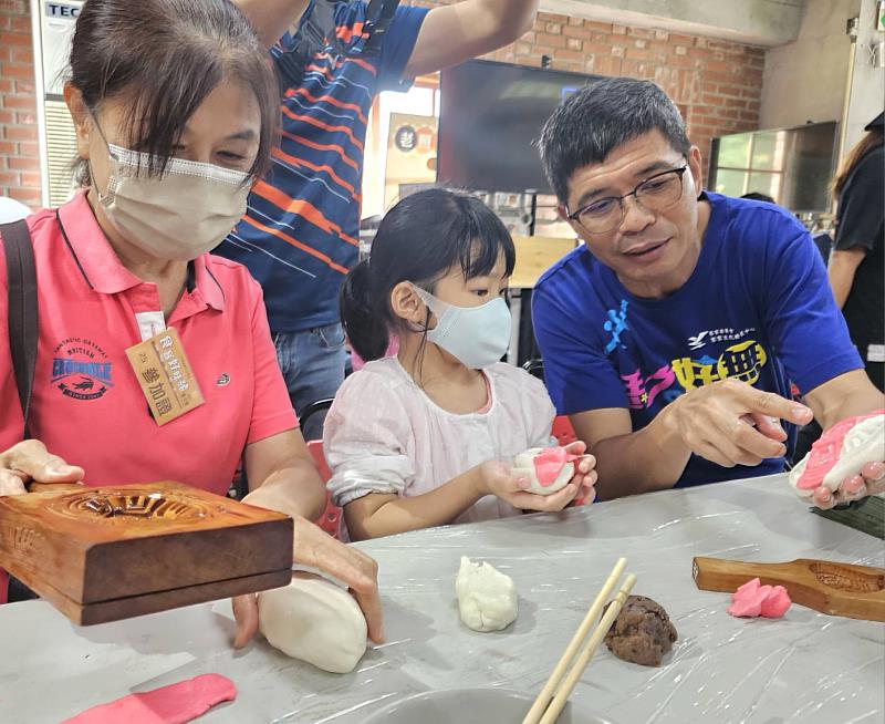 圖2 小朋友在六堆食客好味緒夏令營學習製作客家新丁粄，從揉麵、壓模到麵團出現圖樣