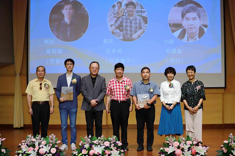 台語文學創作獎由文化部長史哲贈獎。評審委員方耀乾（左起）、新詩得主黃明峯、文化部長史哲、散文得主王永成、小說得主林連鍠、臺文館長林巾力、評審委員王昭華合影。