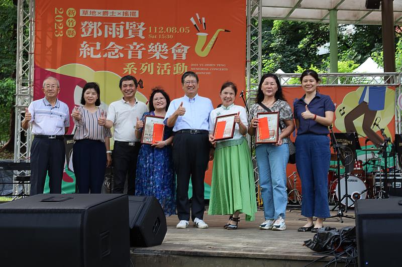 新竹縣長楊文科頒獎給「2023新竹縣客語民謠歌詞獎」網路人氣獎得主。