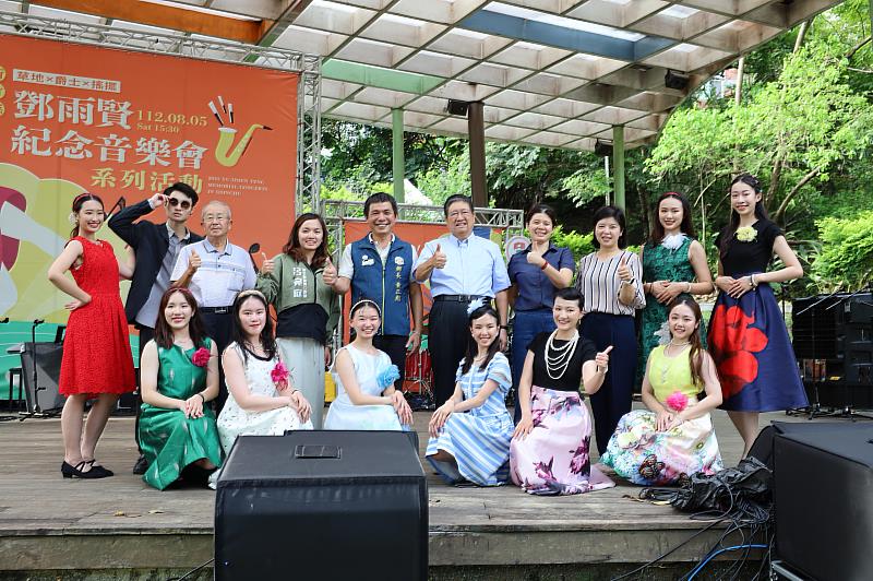 新竹縣文化基金會董事莊興惠(後排左三起，由左至右)、新竹縣議員呂宛庭、芎林鄉長黃正彪、新竹縣長楊文科、新竹縣議員鄭昱芸、新竹縣文化局長李安妤與表演團體合影。