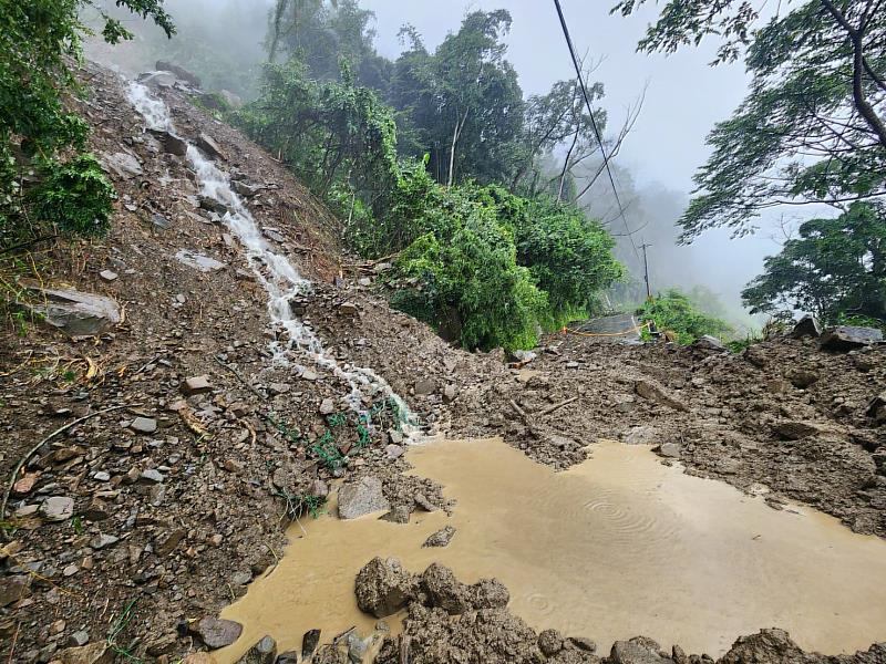 卡努強降雨 嘉縣山區道路中斷全數搶通完成-6 159甲線土石滑落