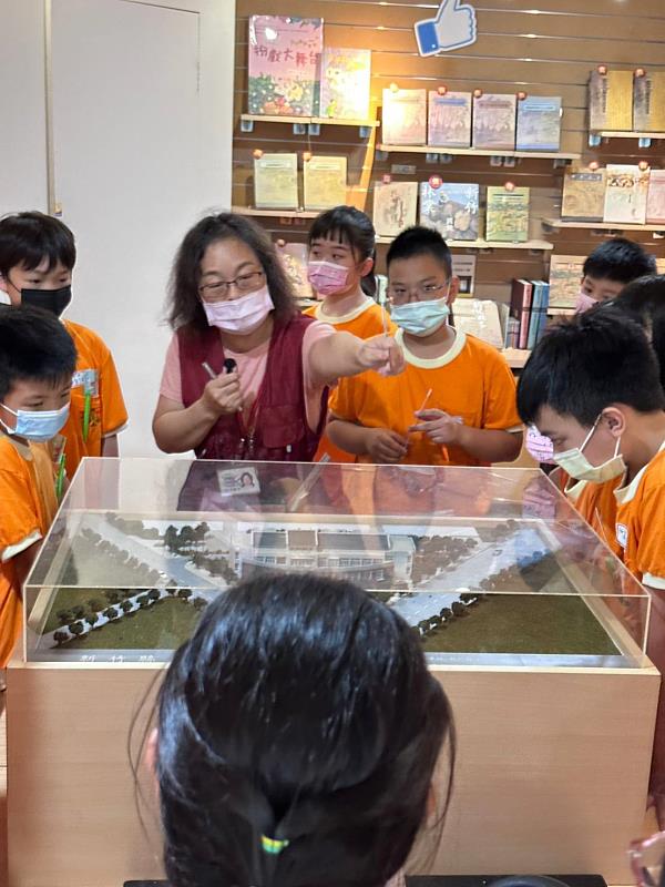 478641洪敏芬（穿紅背心者）在文化局多個場館擔任志工，活力十足。