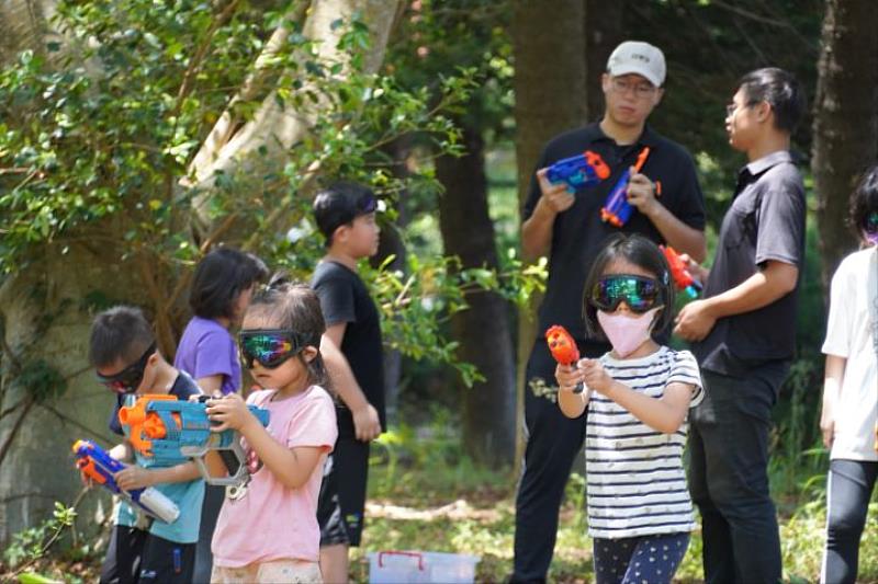 中華大學創產學院攜手童享玩藝企業社首度推出的暑期夏令營，把整個校園都當成遊樂場，讓學童盡情體驗戶外運動的樂趣，遠離3C產品，健康過暑假。