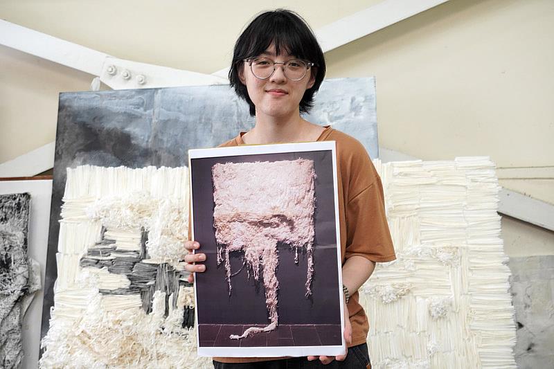 大葉大學造藝系大三生鄧宇琇嘗試用宣紙碎紙創作了一系列作品