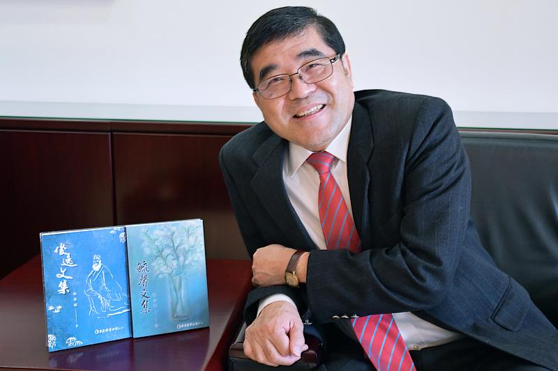 高雄醫學大學校長楊俊毓將著作的兩本書籍版稅，全數捐給高雄醫學大學的「起飛圓夢助學專款」，幫助經濟不利學生安心就學