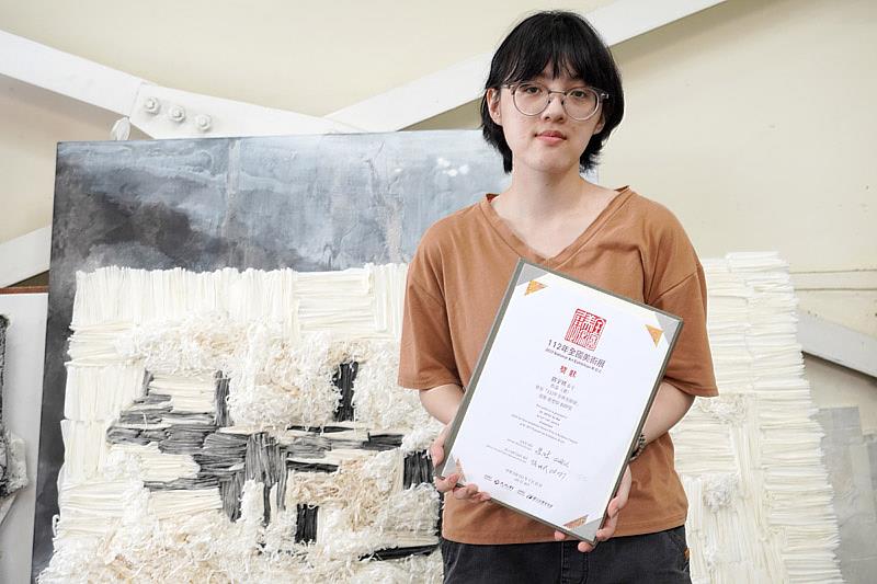 獲全國美展銅獎的大葉大學造藝系鄧宇琇，目前也在創作其他宣紙碎紙作品