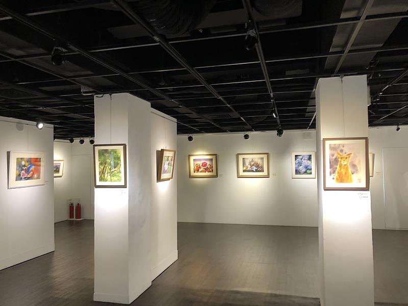 文化藝廊《金色年華：綺麗世界》金莉師生聯展展期即日起至112年8月20日止。