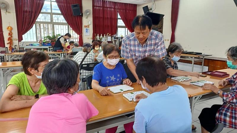 甘士照老師(站立者)研發創意麻將推推樂遊戲，長輩們玩得超開心