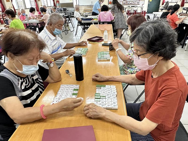 崑大樂活學程開發創意麻將推推樂，銀髮族化身「賭神」邊玩邊動腦