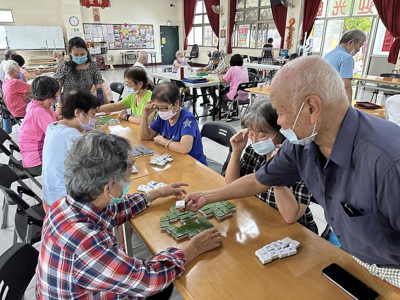 崑大樂活學程區辦理「創意麻將推推樂」以及「翻翻樂」，邀請長輩體驗桌遊