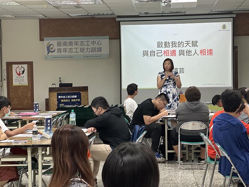金車文教基金會曾清芸總幹事講授「看見自己 啟動天賦」課程
