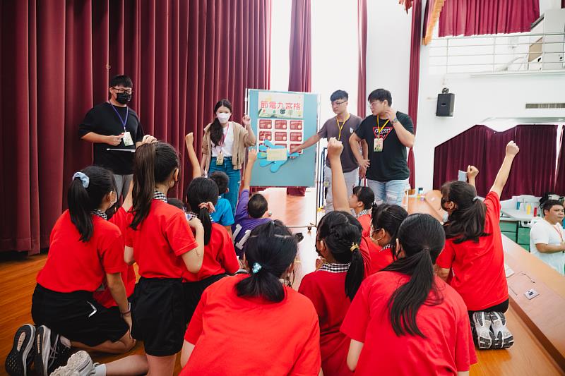 電機系戴佳君同學擔任關主，講解關卡-節電九宮格，協助小學生建立節能減碳之觀念