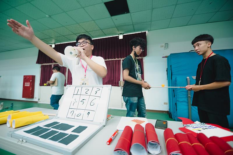 機械系賴品亦同學擔任關主，講解關卡-空污防守線，向小學生宣導空污防制