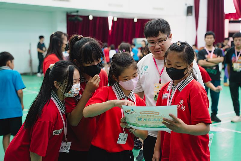 電機系陳薪仁碩士生擔任關主，講解關卡-節水向前行，協助小學生建立節水之觀念