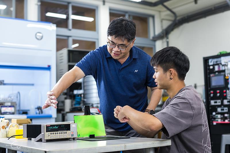 洪文誼教授帶領學生探討固態物理性質、光電特性與元件應用