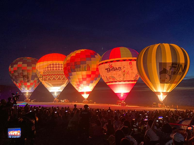 曙光照亮太麻里熱氣球光雕音樂會 3千6百人海灘共迎浪漫曙光 遊客驚呼連連!