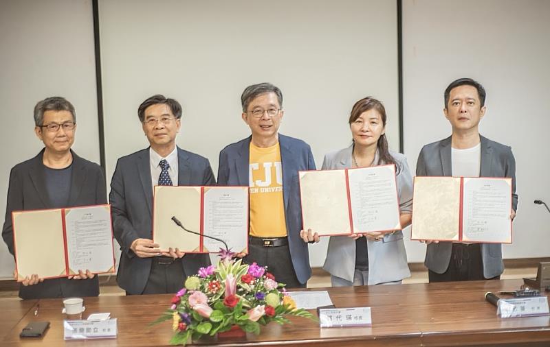 大仁科大推動「三校二企」 校企攜手共邁雙榮願景(左起:盛弘醫藥股份有限公司、高雄市大榮高中、大仁科大學、屏東縣屏榮高中、大樹連鎖藥局)