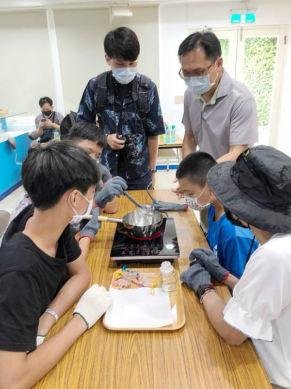臺鹽通霄環境教育課程「鹽來如此」，讓學員透過煮海水為鹽的實驗，體現先民智慧。