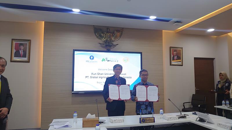崑大周煥銘學術副校長(左)與印尼茂物大學校長Deni Noviana完成簽約