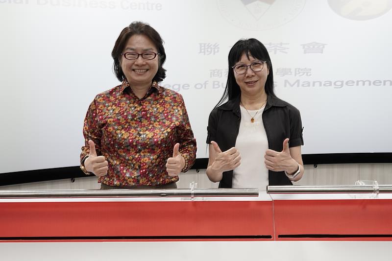 台灣尤努斯基金會董事長蔡慧玲(左一)及致理科技大學尤努斯社會企業中心主任暨商管學院院長劉芬美(右一)均於第13屆尤努斯社會型企業世界年會代表台灣上台發表演說。