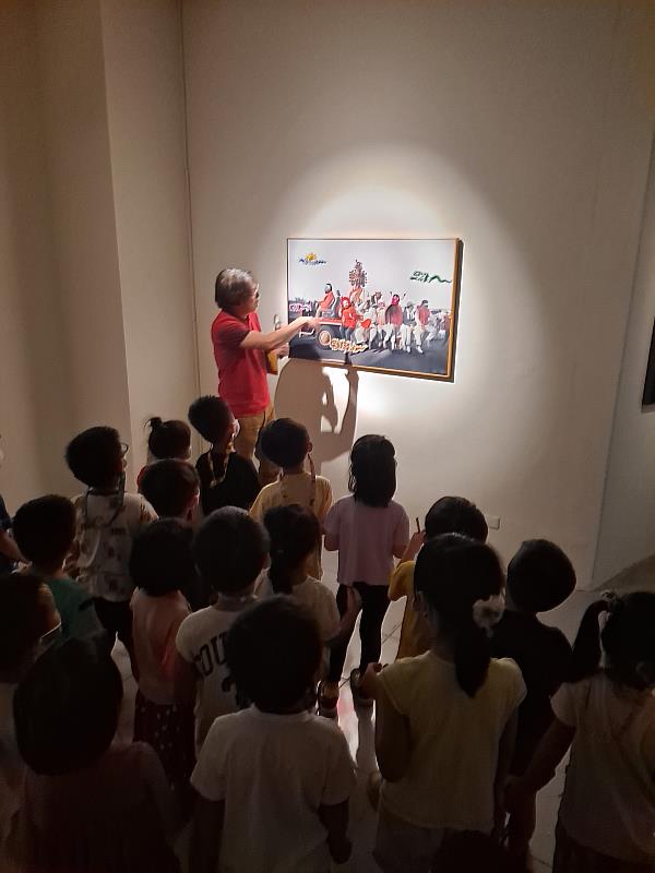 教保中心孩童聆聽藝術家邱國峻導覽