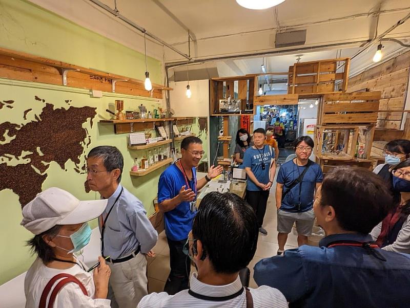 新竹市中央形象商圈促進會導覽中央市場。