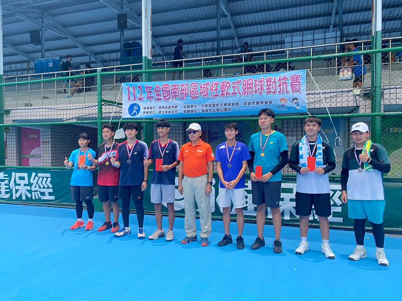 南華大學軟網隊榮獲南區軟網對抗賽團體第二名。黃聖文(右1)、陳逸凱(右2)、簡榮志(右4)接受表揚。