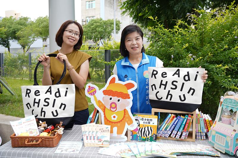 文化局長李安妤(右)與同仁一起拿起全新文青英文時尚風的閱讀禮袋。