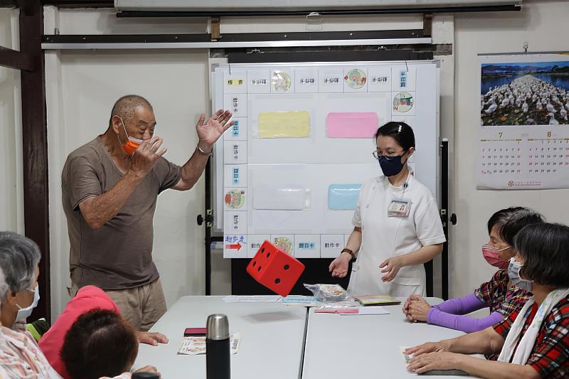 花蓮慈院病房護理長陳巧菱表示，口腔保健桌遊與桌遊大富翁模式類似，讓長者從闖關遊戲中學習減少嗆咳的方式及口腔保健的知識。