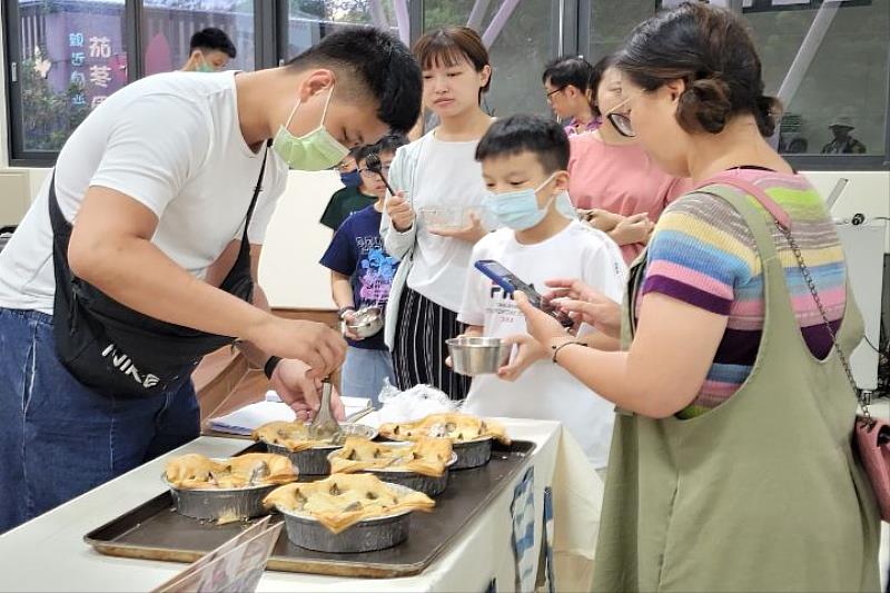 中華大學餐旅系副教授羅琪帶領學生一起製作充滿特色的「仰望星空派」，與社區居民一起共享。