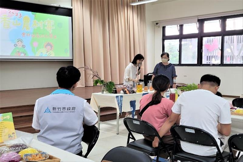 中華大學創新與創意中心主任翁千惠與餐旅系副教授陳堯鈴一起推廣產學合作研發的黃金蟲草茶飲。