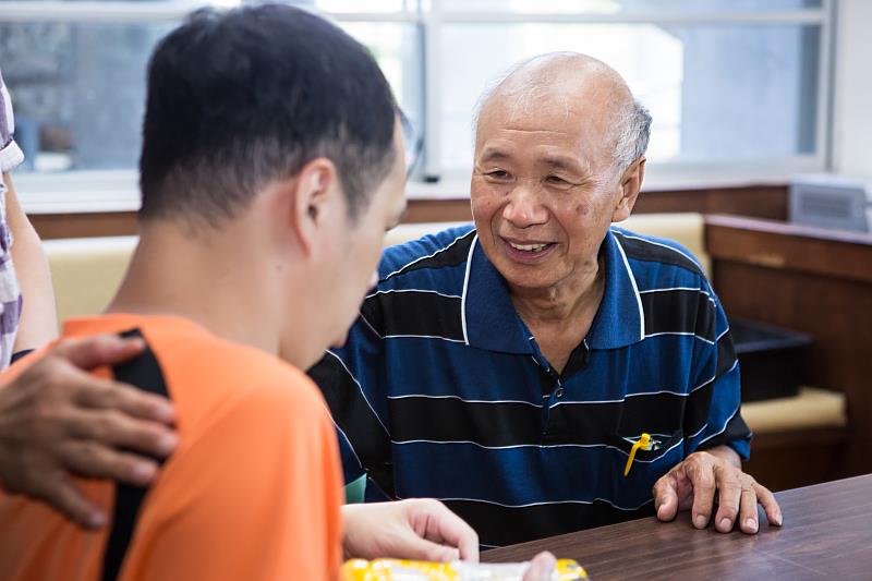 圖一：74歲的榮貴爸爸期盼，未來如果伊甸可以代替自己照顧兒子，是再好不過的事了！