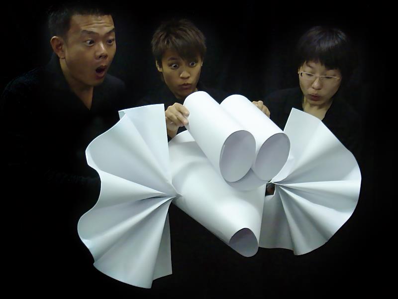《紙要和你在一起》全劇的道具及戲偶皆以紙張進行創作，藉由紙張的易塑性及柔軟度，變幻出栩栩如生的戲偶。（偶偶偶劇團提供）