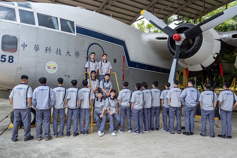 第一屆臺飛飛機維修菁英班師生於C119前留影