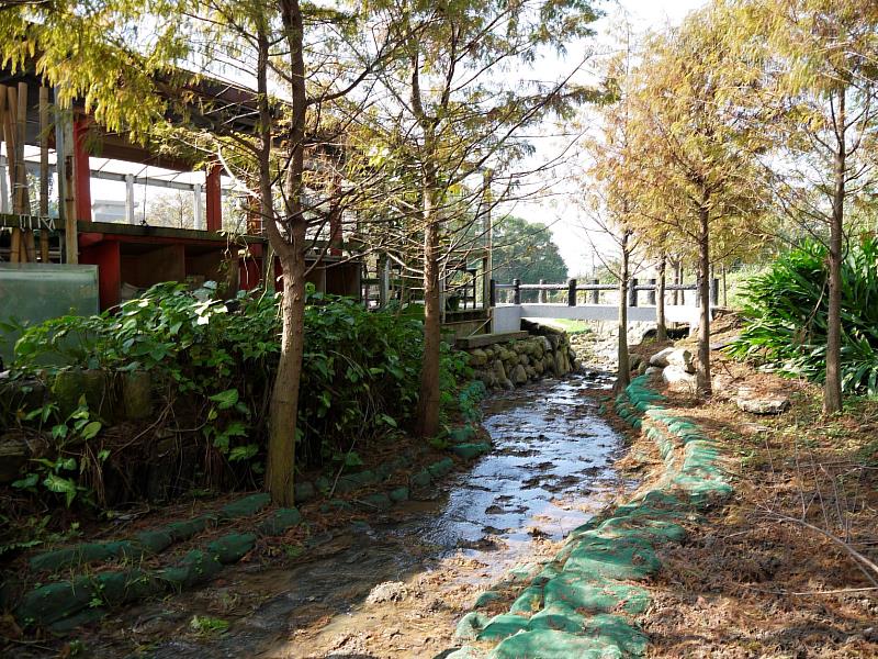 「忠寮社區魚菜共生景觀工程」修築兩側邊坡，改善原有通水斷面及魚菜共生池內污濁水質，榮獲最佳環境文化類金質獎。
